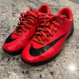 CR7 indoor soccer cleats size 3.5. Used but in good condition